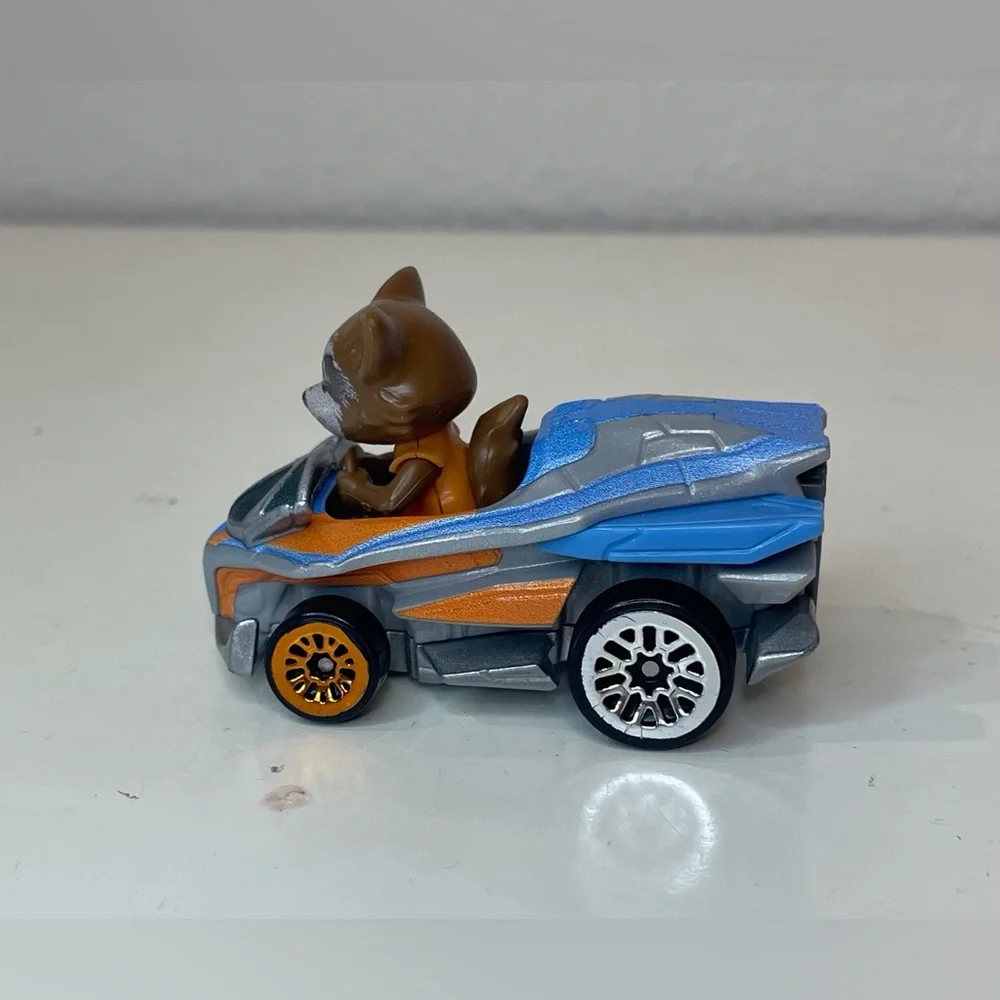 Hot Wheels Marvel RacerVerse Die-Cast Vehicle with Rocket Racoon Driver‎